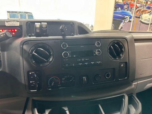 Used 2015 Ford E-350 and Econoline 350 Super Duty image 50