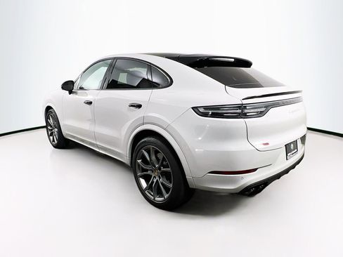 Used 2022 Porsche Cayenne Turbo image 5