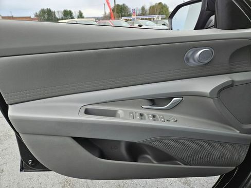 Used 2025 Hyundai Elantra SE image 30