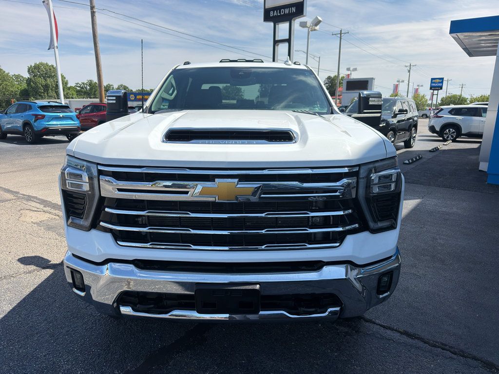 Used 2025 Chevrolet Silverado 3500 LTZ w/ LTZ Convenience Package AWD/4WD image 2