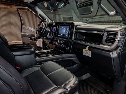 Used 2025 Ford F450 Platinum w/ FX4 Off-Road Package image 18