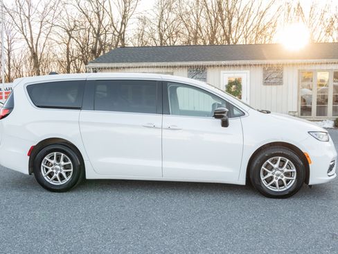 Used 2024 Chrysler Pacifica Touring-L image 11