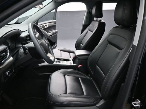 Certified 2023 Ford Explorer XLT w/ Equipment Group 202A RWD image 9