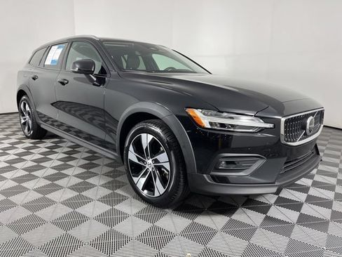 Used 2025 Volvo V60 B5 Cross Country Plus AWD/4WD image 2