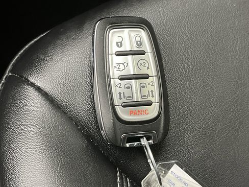 Used 2025 Chrysler Pacifica Select image 26