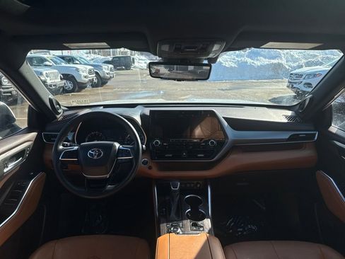 Used 2021 Toyota Highlander Platinum image 13