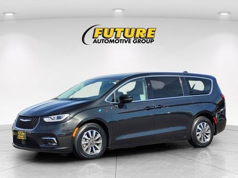 Used 2023 Chrysler Pacifica Touring-L image 5