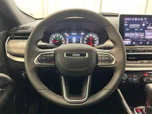 Used 2023 Jeep Compass Latitude AWD/4WD image 9