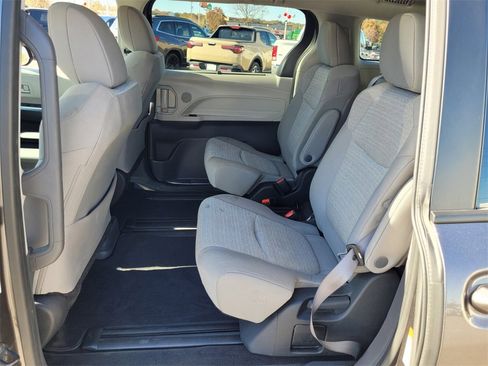 Used 2024 Toyota Sienna LE image 6
