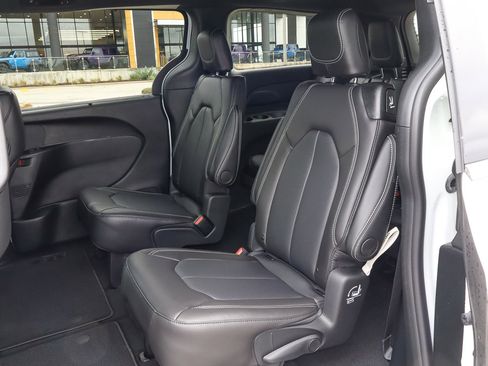 New 2026 Chrysler Pacifica Select image 15