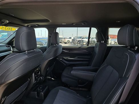 Used 2025 Jeep Grand Cherokee L Laredo AWD/4WD image 17