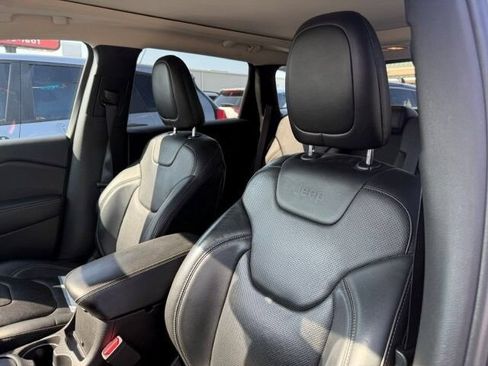 Used 2017 Jeep Cherokee Limited w/ Luxury Group FWD image 12