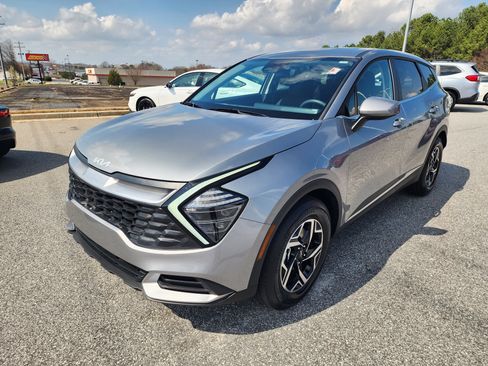 Used 2025 Kia Sportage LX image 9