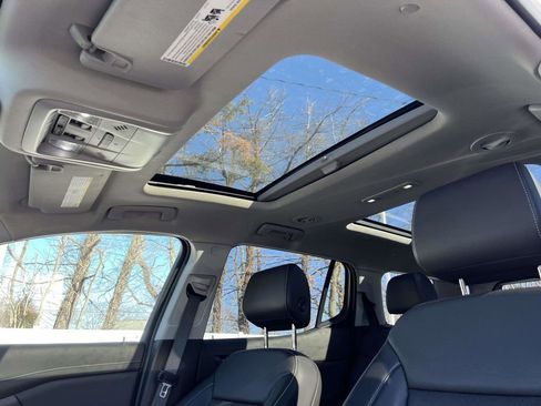 Used 2023 GMC Acadia SLT w/ Preferred Package image 17