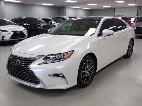 Used 2017 Lexus ES 350 image 4
