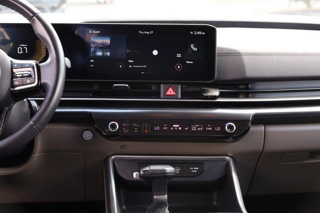 Used 2025 Kia Carnival FWD image 26