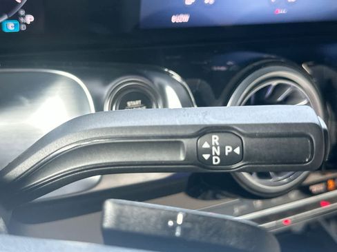 Used 2025 Mercedes-Benz GLB 250 4MATIC w/ Exclusive Package image 21