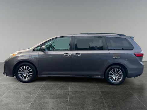 Used 2019 Toyota Sienna XLE image 4