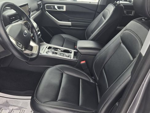 Used 2021 Ford Explorer XLT w/ Equipment Group 202A image 4