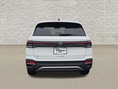 New 2026 Volkswagen Taos SE FWD image 6