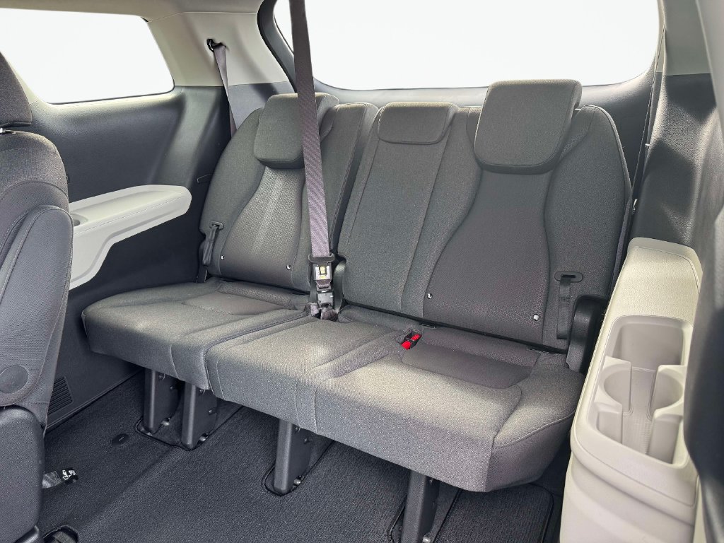 Certified 2024 Kia Carnival LX FWD image 15