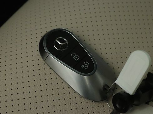 Used 2025 Mercedes-Benz GLC 350e 4MATIC image 23