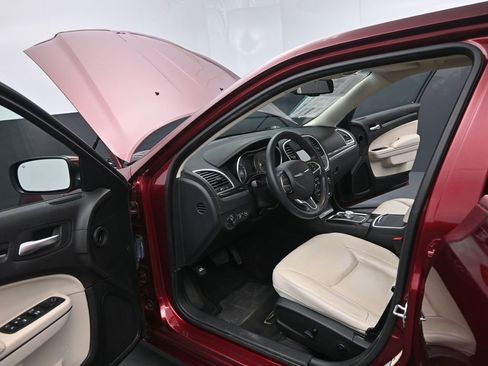 Used 2016 Chrysler 300 Limited RWD image 9