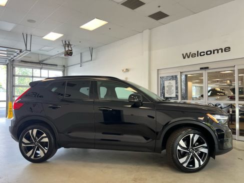 Used 2023 Volvo XC40 B5 Plus w/ Climate Package AWD/4WD image 8