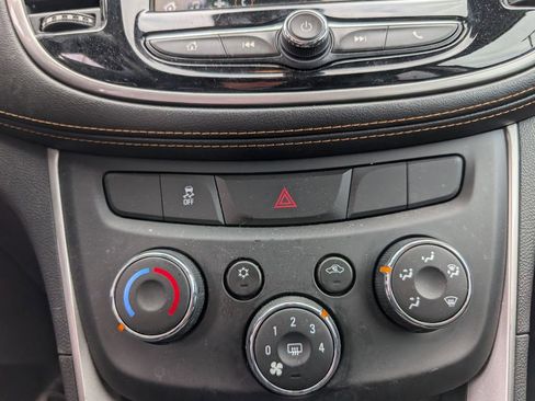 Used 2018 Chevrolet Trax LT w/ LT Convenience Package image 17