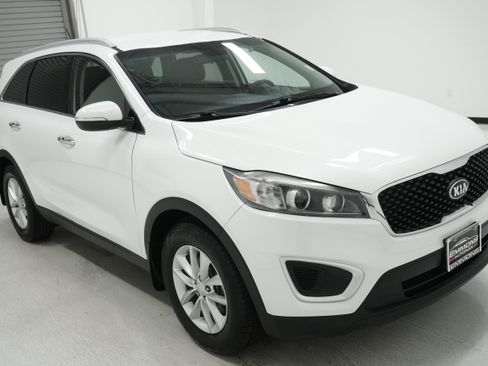 Used 2016 Kia Sorento LX FWD image 3