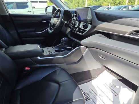 Used 2023 Toyota Highlander XLE image 13