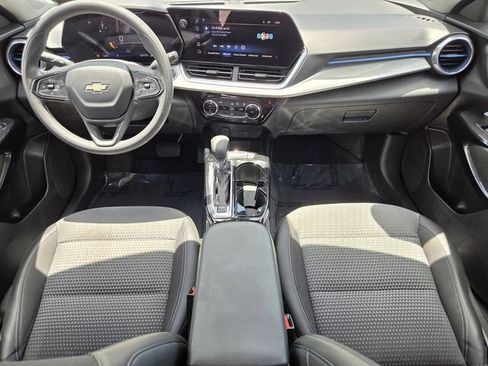Used 2024 Chevrolet Trax LT FWD image 18