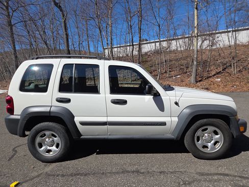 Used 2007 Jeep Liberty Sport w/ Off Road Group image 4