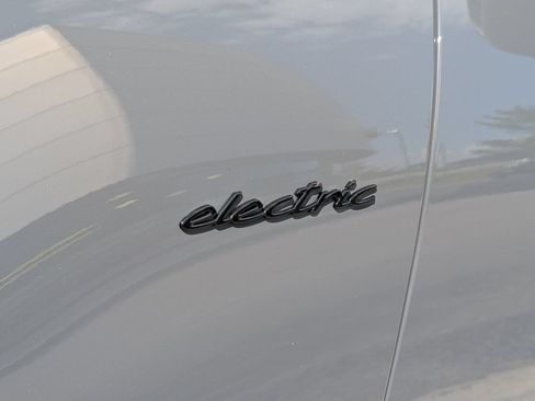Certified 2026 Porsche Macan 4 Electric AWD/4WD image 36