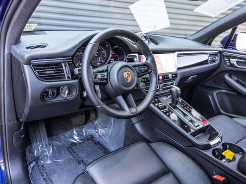 Certified 2026 Porsche Macan AWD/4WD image 4