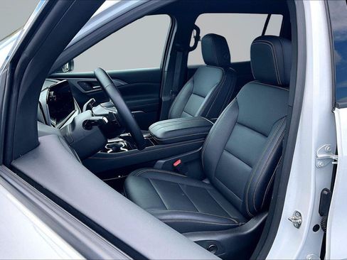 Used 2026 Chevrolet Traverse LT AWD/4WD image 25