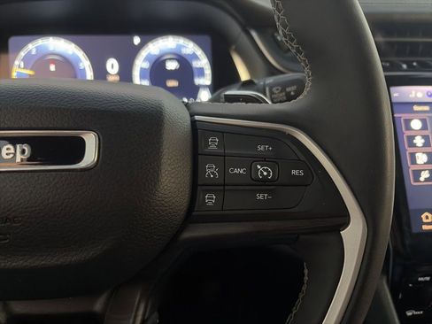 Used 2023 Jeep Grand Cherokee Limited image 18