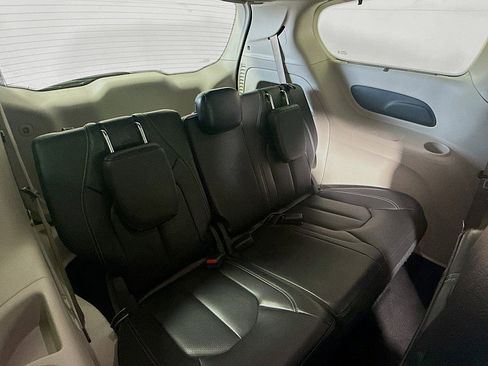 Used 2022 Chrysler Pacifica Touring-L FWD image 25