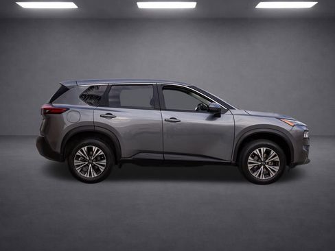 Used 2023 Nissan Rogue SV image 3