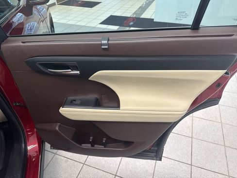 Used 2020 Toyota Highlander XLE image 23