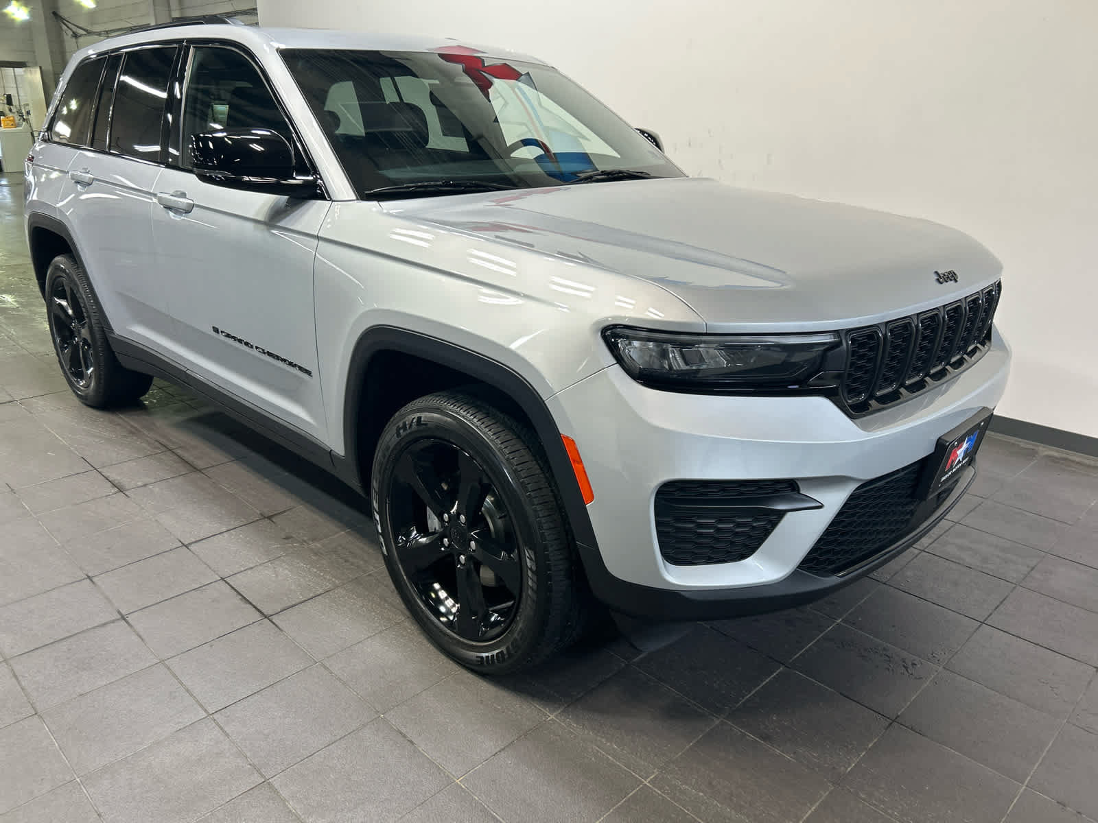 Used 2023 Jeep Grand Cherokee Altitude AWD/4WD image 2