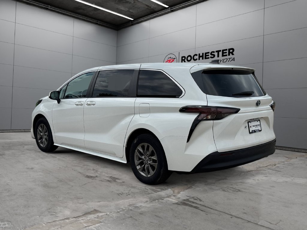 Used 2023 Toyota Sienna LE AWD/4WD image 3