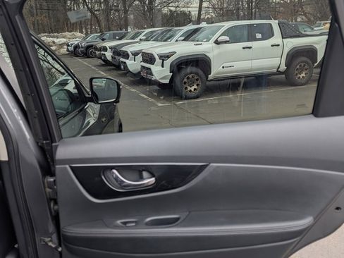 Used 2019 Nissan Rogue SL w/ Premium Package image 17