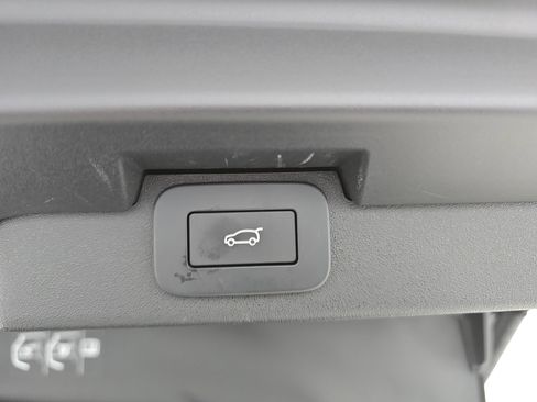 Used 2024 Land Rover Discovery Dynamic SE image 14