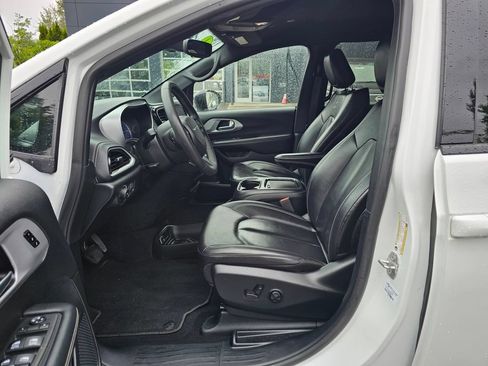 Used 2024 Chrysler Pacifica Limited FWD image 17