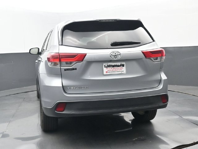 Used 2017 Toyota Highlander LE FWD image 4