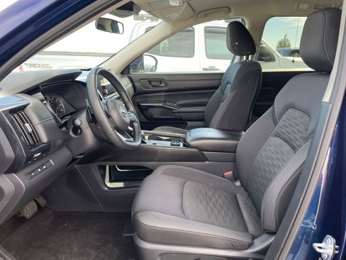 Used 2025 Nissan Pathfinder SV image 29