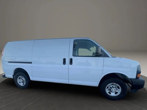 Used 2021 Chevrolet Express 3500 w/ Driver Convenience Package RWD image 4