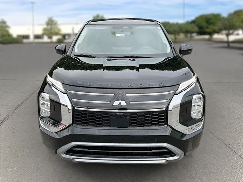 New 2025 Mitsubishi Outlander SE image 33