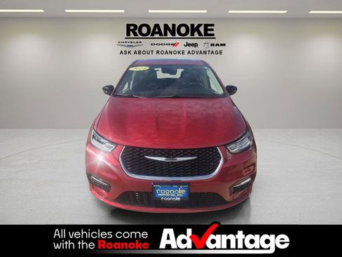 Used 2024 Chrysler Pacifica Limited w/ Uconnect Theater Family Group image 11